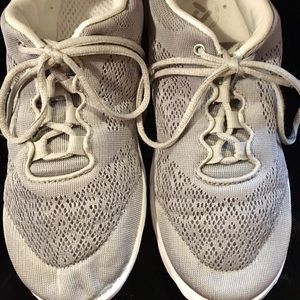 Softwalk super comfy silver walking shoes 6W